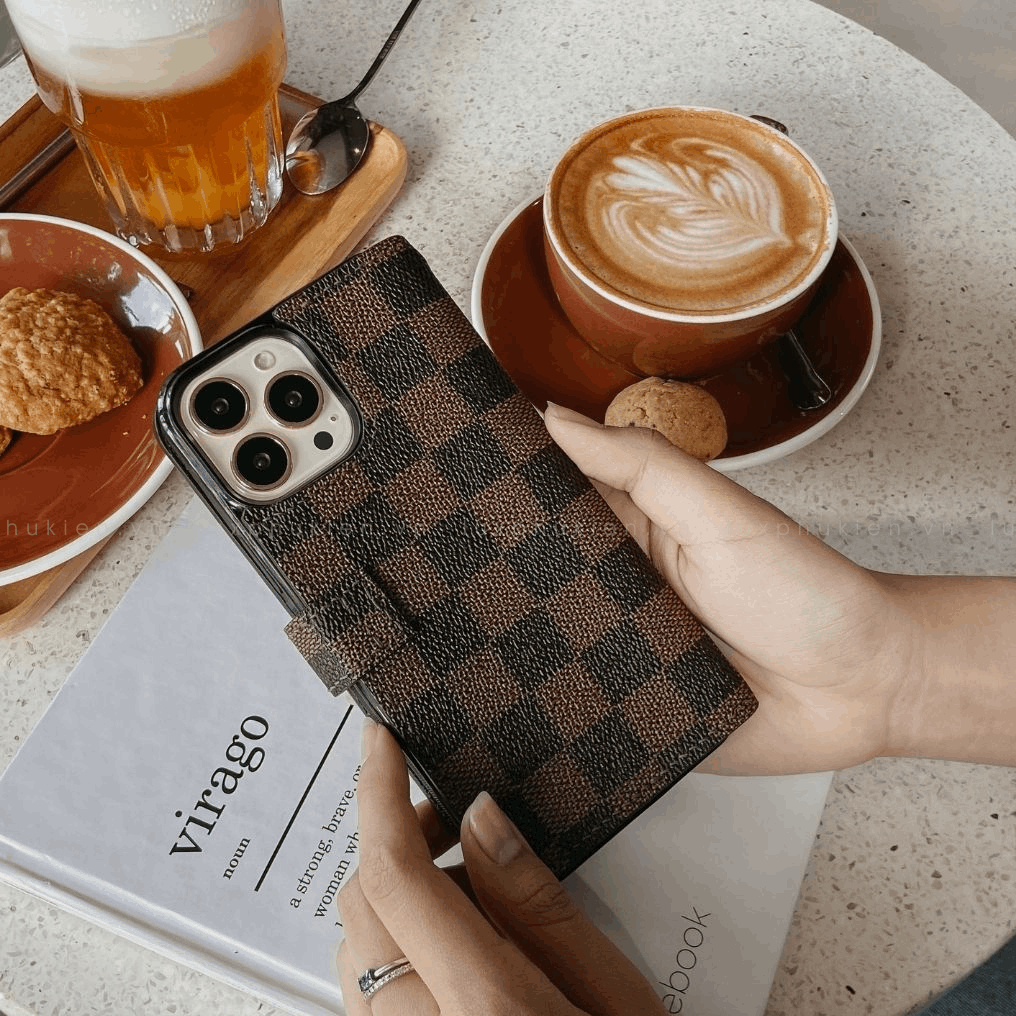 Auténtica funda tipo billetera para iPhone LV Canvas (reciclada - 1)